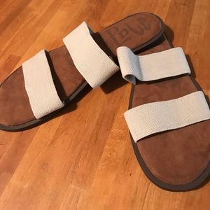 Cute and stretchy slip-on sandals!